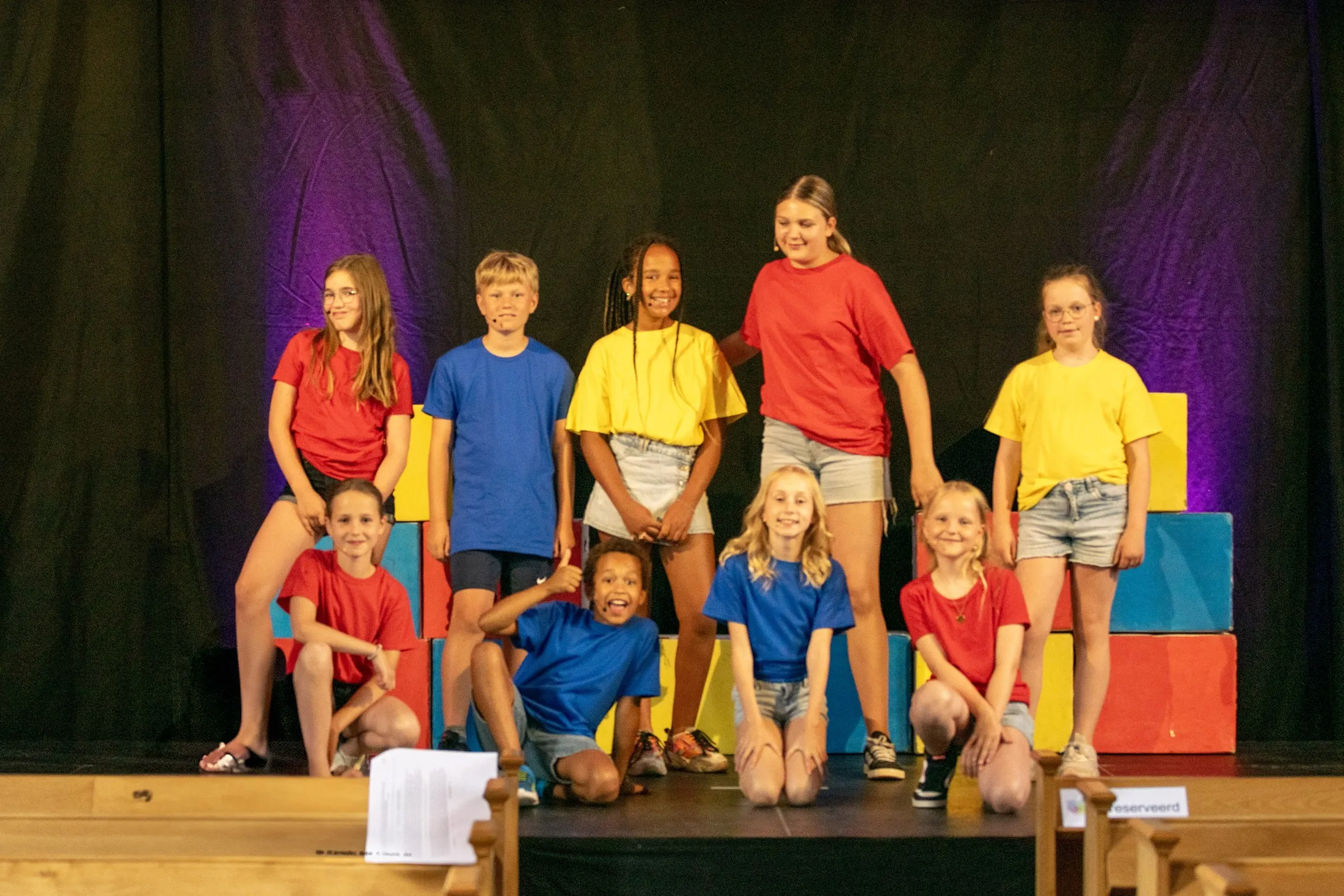 De hele groep van MusicalKids op het podium bij Biblebasics
