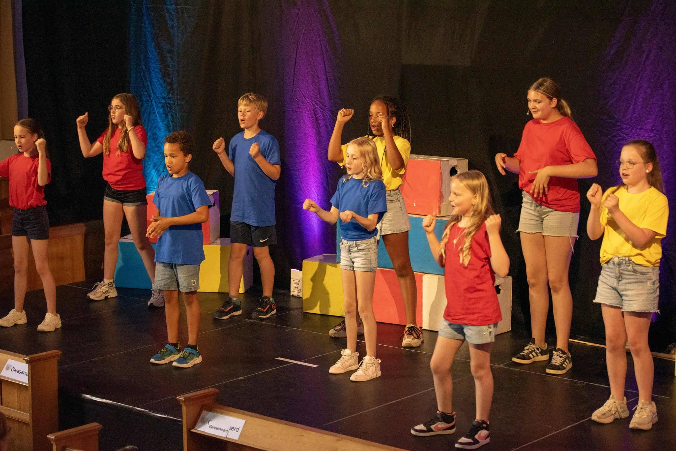 De kids dansen samen tijdens Biblebasics