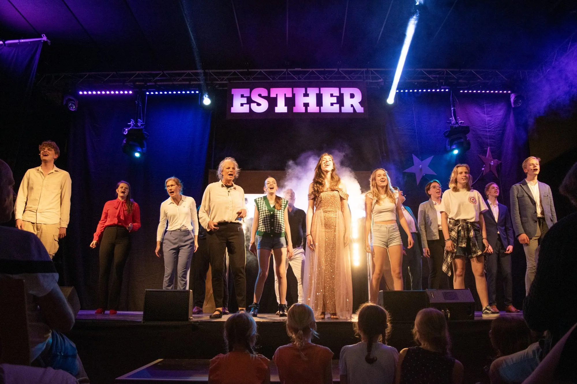 Het podium van Esther in fel tegenlicht