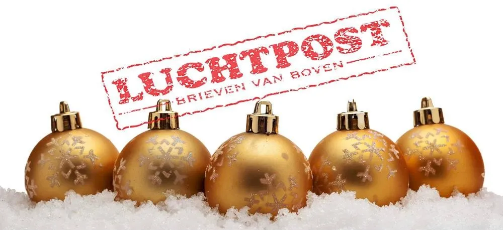 Beeld van Luchtpost, brieven van boven: gouden kerstballen in de sneeuw