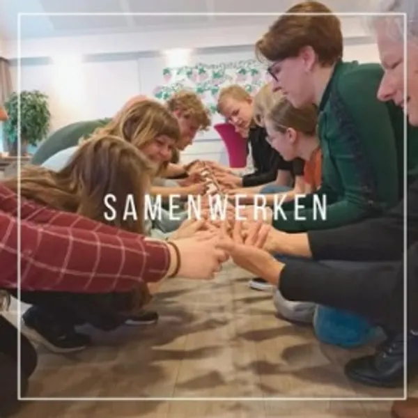 Deelnemers zitten in een kring en leggen hun handen samen
