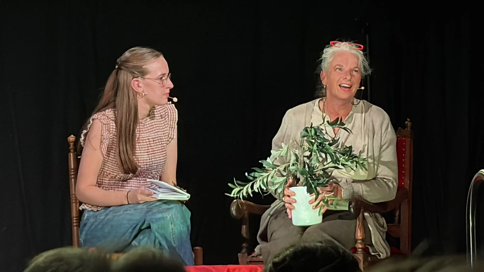 Ruth en Naomi in gesprek, met een olijftak tussen hen in