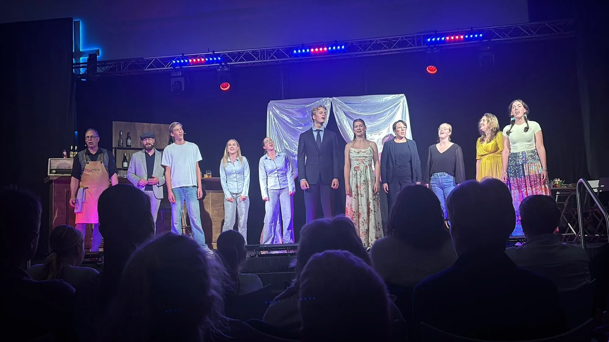 De cast van Ruth op een rij aan het eind van de voorstelling