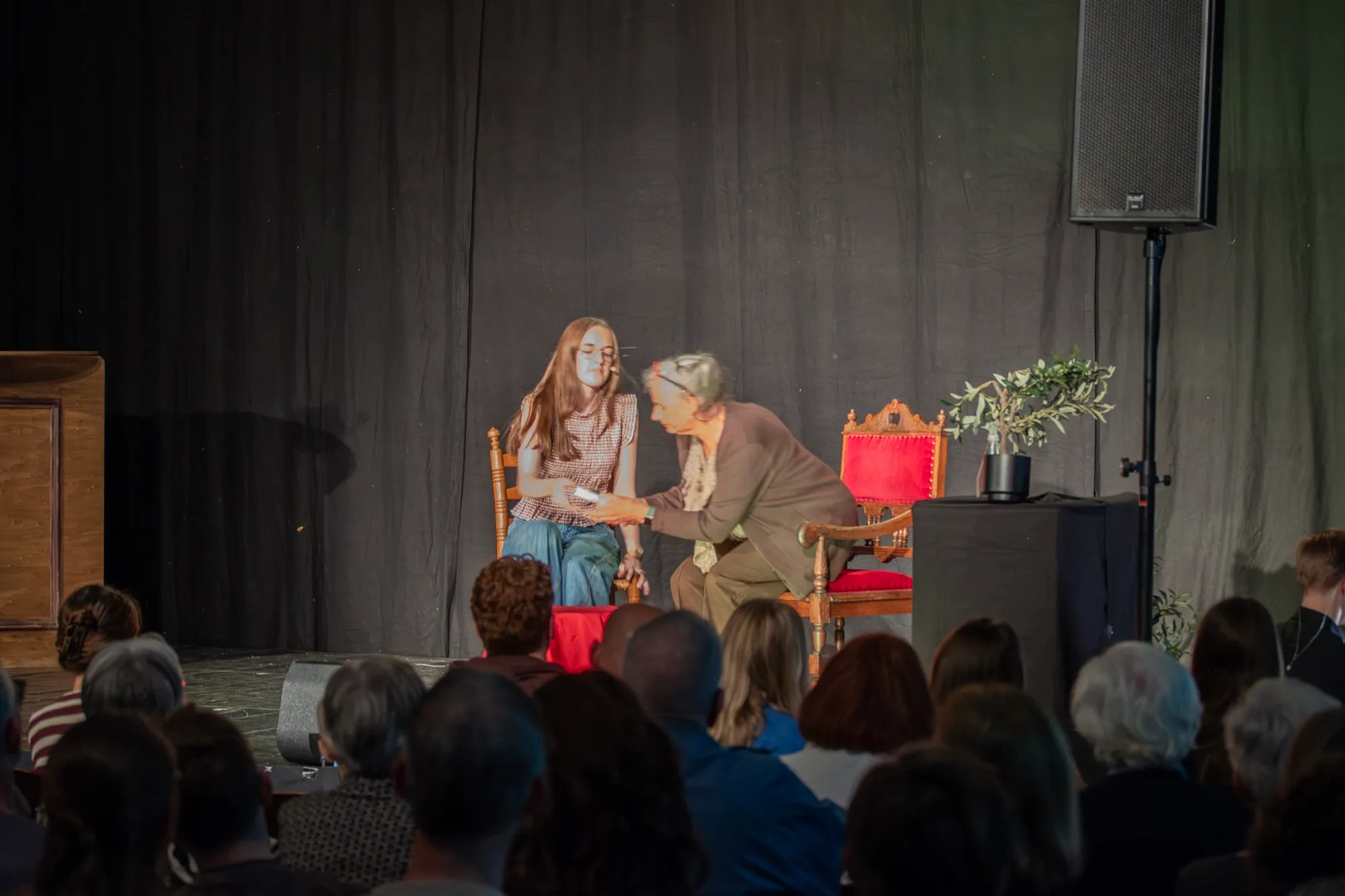 Oma Ruth en Jessey in gesprek, het publiek op de voorgrond