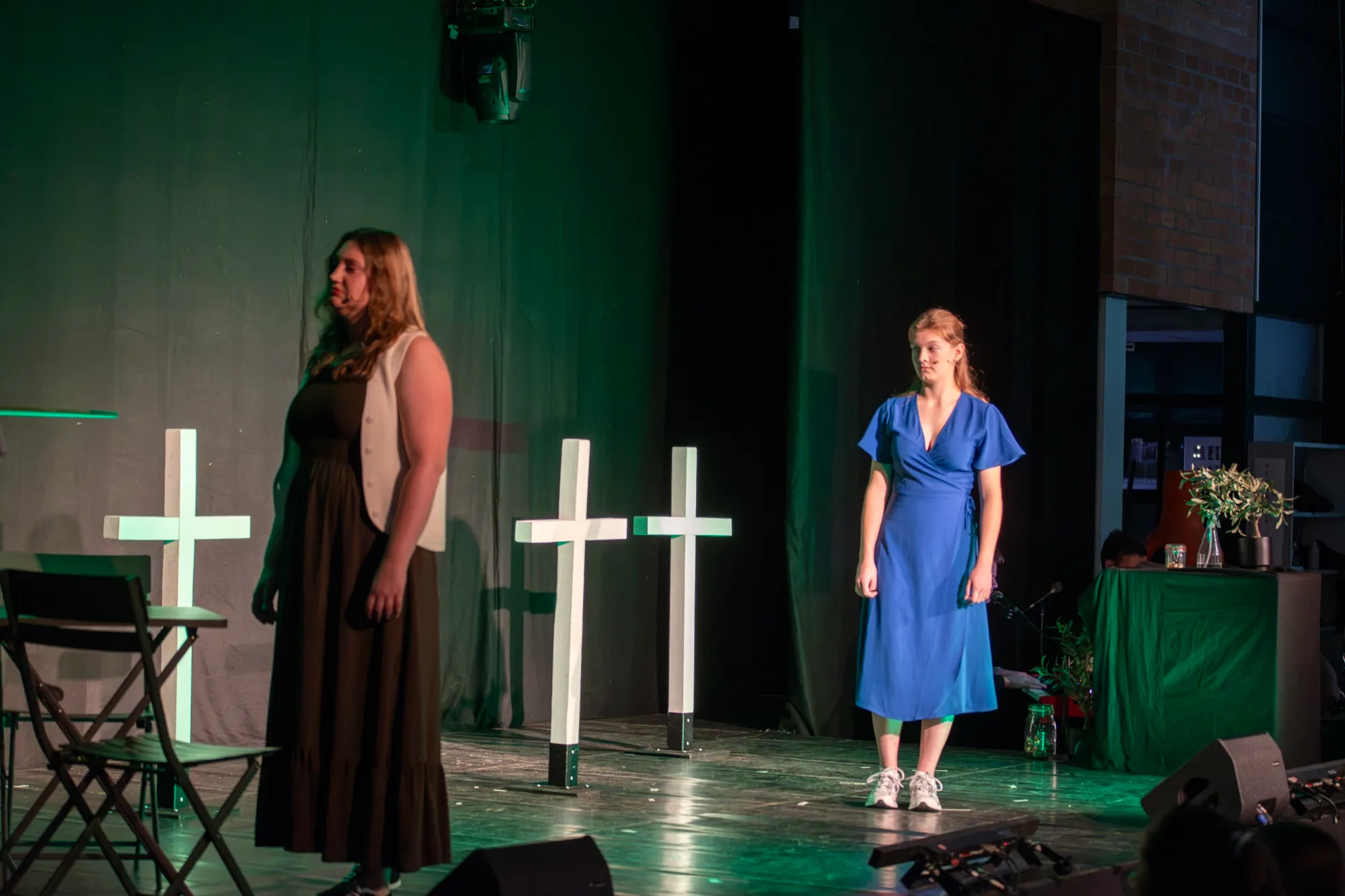 Naomi en Ruth tussen de witte kruizen in groen licht