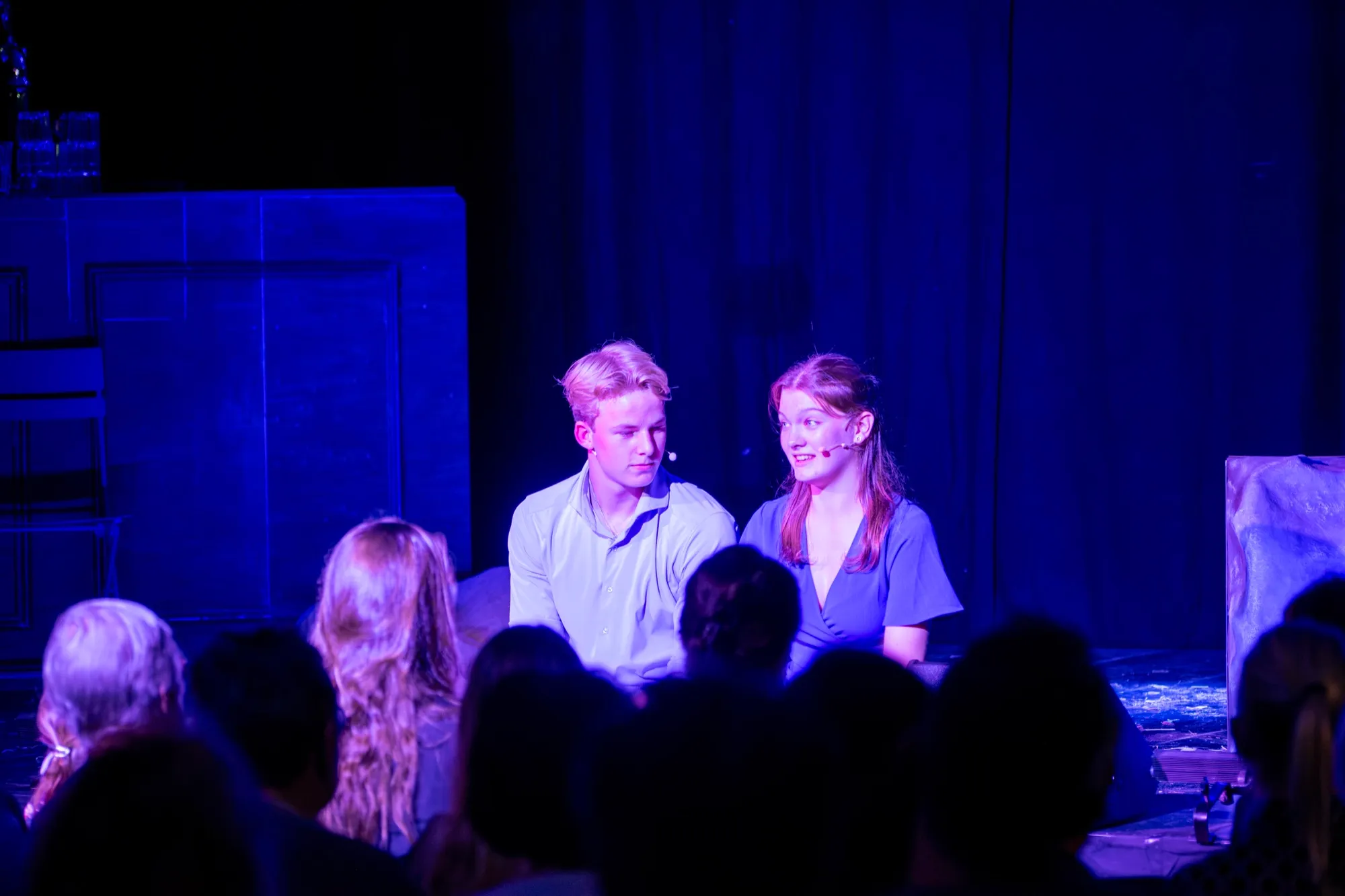 Boaz en Ruth zingen samen in blauw licht