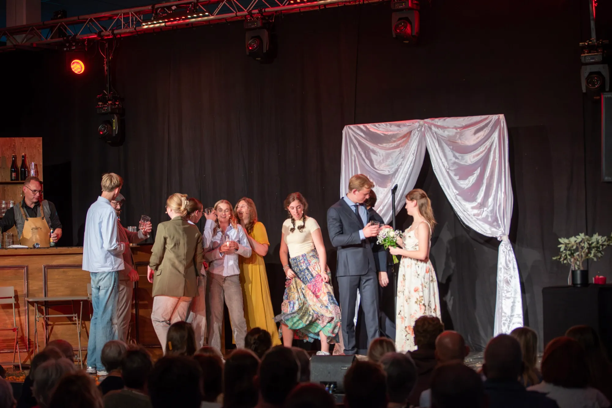 De hele cast viert de bruiloft op het podium