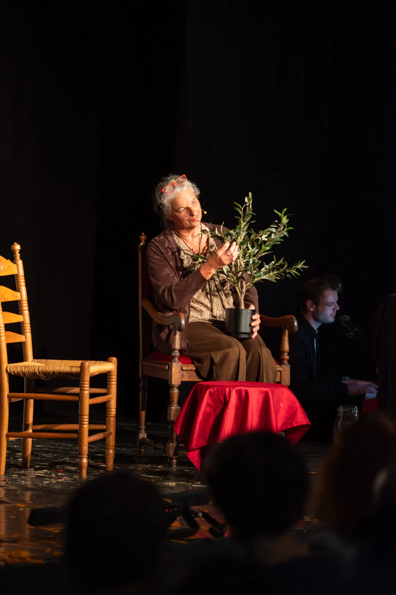 Oma Ruth zit in haar stoel met haar plant