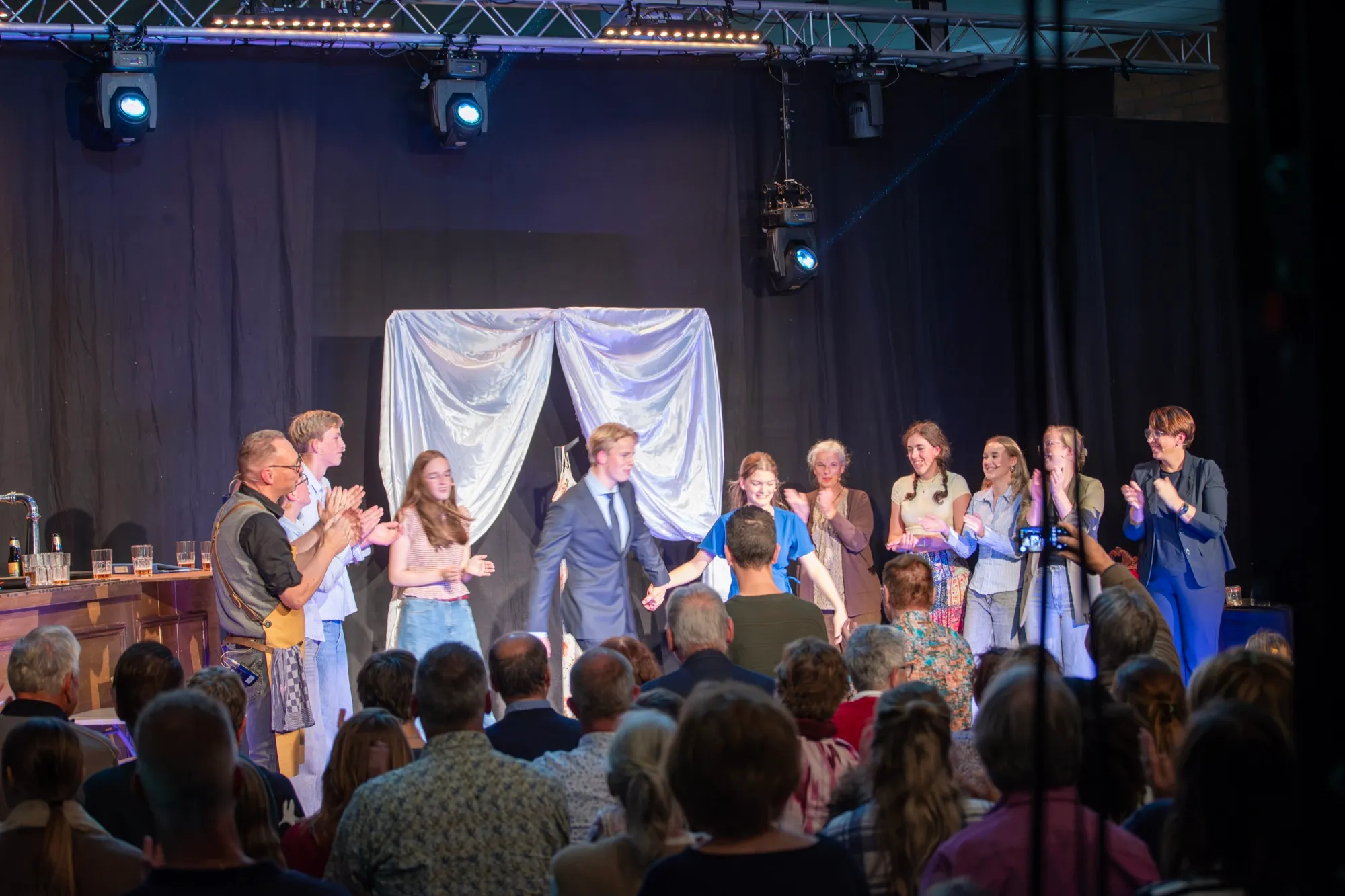 Een volle zaal applaudisseert voor de cast van Ruth in het Willem van Oranje College