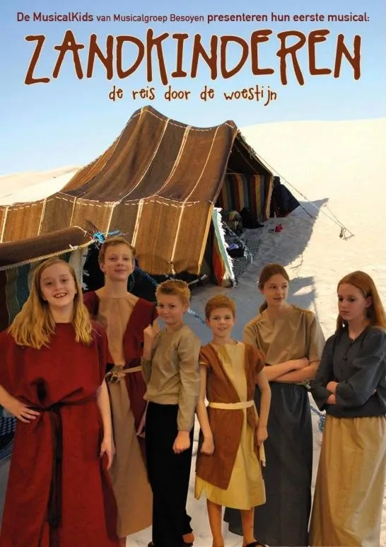 Poster van Zandkinderen, de reis door de woestijn: kinderen in gewaden voor een tent in de woestijn
